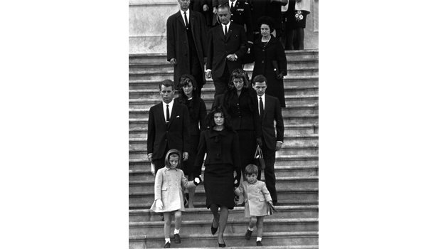 Вдовицата Джаки Кенеди с децата на погребението на президента