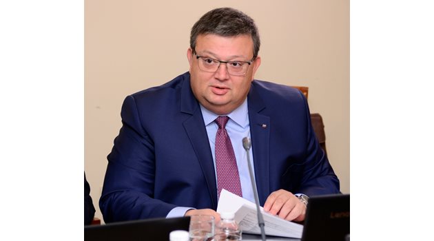 Главният прокурор Сотир Цацаров изпрати становището си в КС преди обед в понеделник.