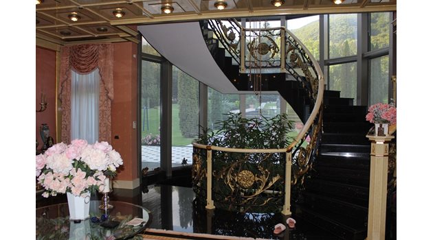 Стълбището на Стайкови е със златни орнаменти.