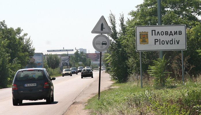 Голямоконарско шосе, което води към магистралата, сега е тясно и натоварено. Снимки: Евгени Цветков