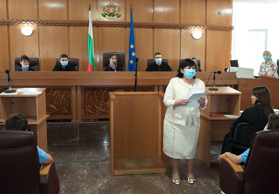 Председателят на Апелативния съд Магдалина Иванова връчи грамоти.