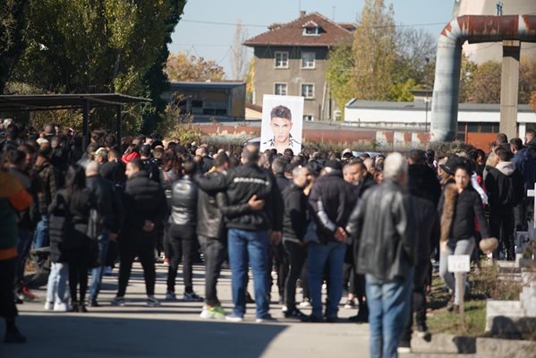 Стотици се събраха на поклонението в новия парцел на Централните софийски гробища 
Снимки: България днес