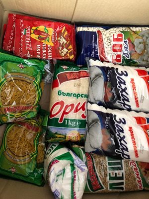 Хранителните пакети съдържат стоки от първа необходимост, а количествата са преценени така, че хората да изкара с тях един месец
Снимки: Кметство Марково