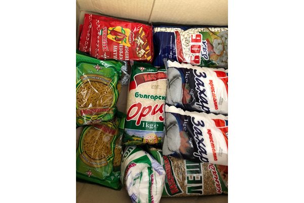 Хранителните пакети съдържат стоки от първа необходимост, а количествата са преценени така, че хората да изкара с тях един месец
Снимки: Кметство Марково