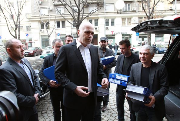 Слави Трифонов с екипа си внасят подписите от организирания от него референдум за преминаване към мажоритарна избирателна система през 2016 г.

СНИМКА: ЙОРДАН СИМЕОНОВ