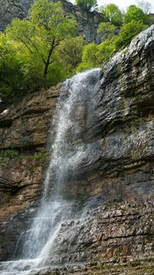 Водопад Скакля е висок 80 метра