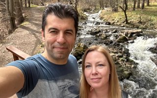 Кирил Петков и Линда се радват на хубавото време на разходка в планината