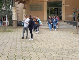 Студенти влизат и излизат в сградата на ректората на Пловдивския университет.