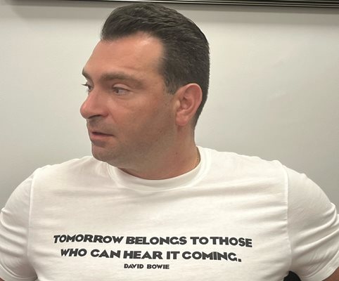 Паргов в тениска с цитат от Дейвид Боуи: Утре принадлежи на тези, които могат да чуят, че идва.