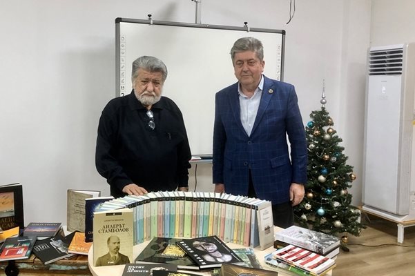 Рашидов и Георги Първанов дариха ценни книги на библиотеката в Стара Загора