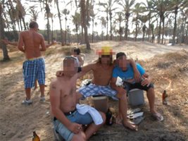 На тази снимка, направена на плаж в Торевиеха, са двама от арестуваните в Испания българи. По молба на нашите източници не показваме лицата им.
