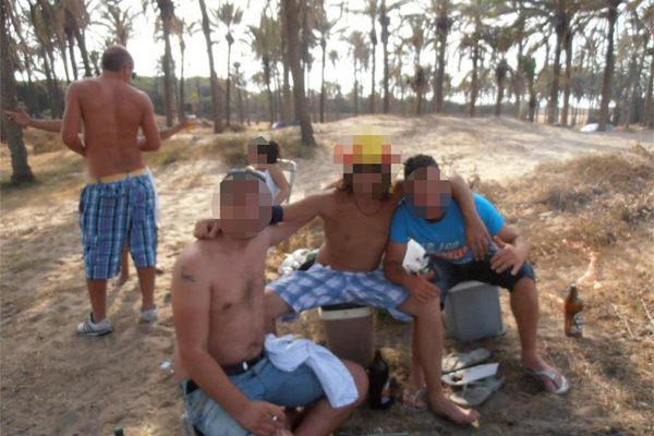 На тази снимка, направена на плаж в Торевиеха, са двама от арестуваните в Испания българи. По молба на нашите източници не показваме лицата им.
