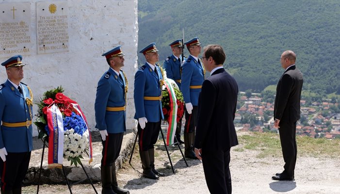 Радев и Вучич се покланят пред жертвите в братоубийствената война на Нешков връх.