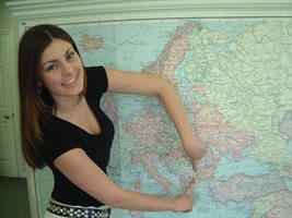 Лаура показва на картата къде се намира България
СНИМКА: ЙОРДАН СИМЕОНОВ