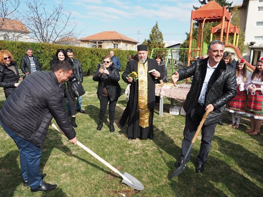 Кметът на "Марица" Димитър Иванов (вдясно) направи първа копка на новата зала