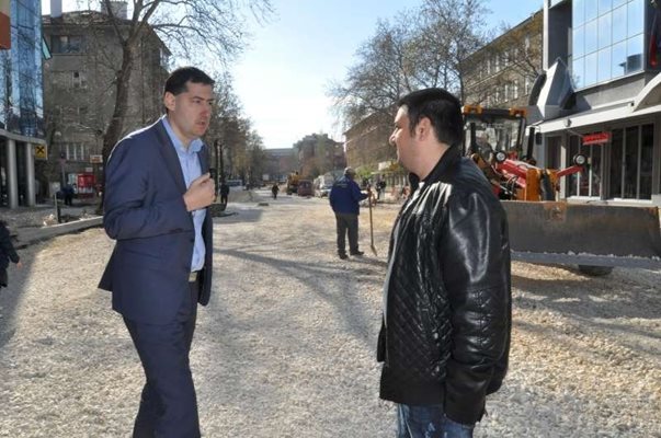 Йордан Калев със своя покровител Иван Тотев във времената, когато строяха заедно в Пловдив.