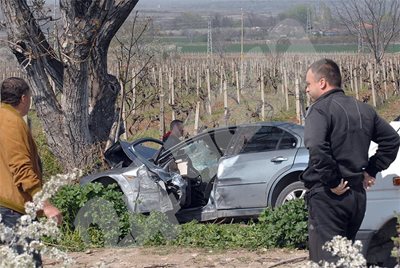 Разследващи оглеждат колата на Рангел Ташев, която се блъсна в дърво.
