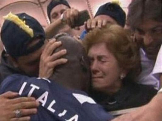 Мама Силвия прегръща Супер Марио след победата над Германия.