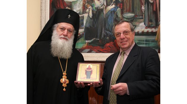 Патриарх Неофит и брат му доц. Димитър Димитров са сред създателите на хора за църковни песнопения “Йоан Кукузел”.