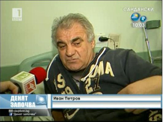 Иван Петров разказва в болницата как е бил наръган.
Кадър от БНТ