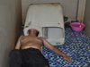Китаец заклещи главата си в пералня (видео)