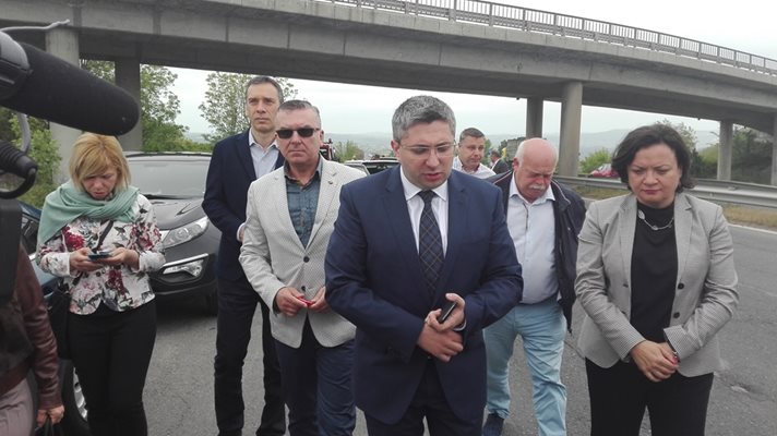 Министър Нанков огледа на място как върви разширението на участъка от кв.Ветрен до Бургас. СНИМКИ: Тони Щилянова