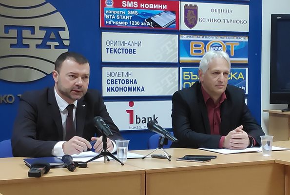 Директорът на ТД на НАП Ивайло Здравков и шефа на дирекция "Обслужване" Петко Николов отчетоха резултатите