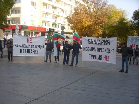 Протестиращите минаха в шествие по главната улица на Стара Загора "Цар Симеон Велики". 