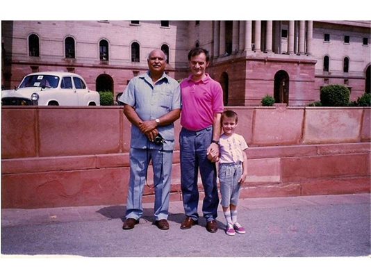 Рут с баща си и шефа на индийските щанги