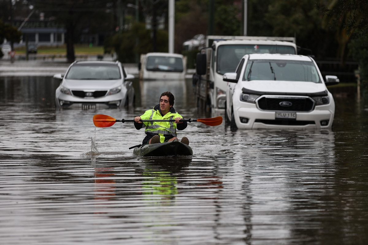 Наводненията в Австралия принудиха десетки хиляди да напуснат домовете си