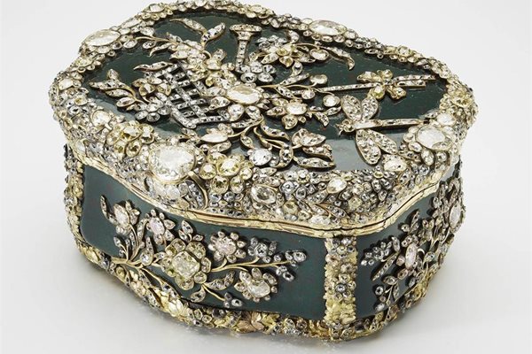 Кутия за бижута, инкрустирана с 3000 диаманта