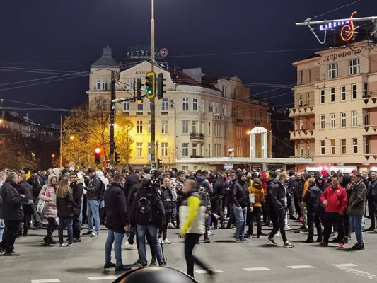 Протестът срещу Боби Михайлов и БФС, привърженици на ЦСКА блокираха "Орлов мост"
СНИМКА: Йордан Симеонов