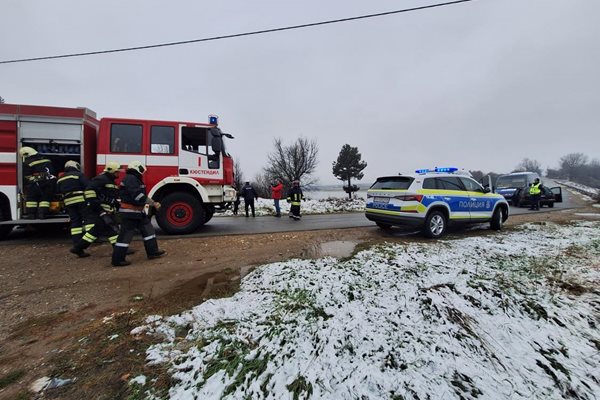 Тренираха спасяване на ранени при катастрофа между ученически автобус и кола. СНИМКИ: ОД на МВР - Кюстендил