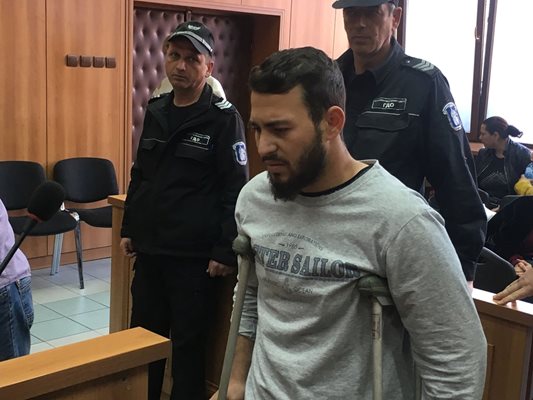 Андон Огнянов влезе с патерици в съдебната зала и плачеше непрекъснато.