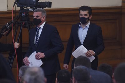 Премиерът Кирил Петков и военният министър Стефан Янев бяха изслушани извънредно от депутатите за кризата НАТО - Русия.

СНИМКИ: ВЕЛИСЛАВ НИКОЛОВ
