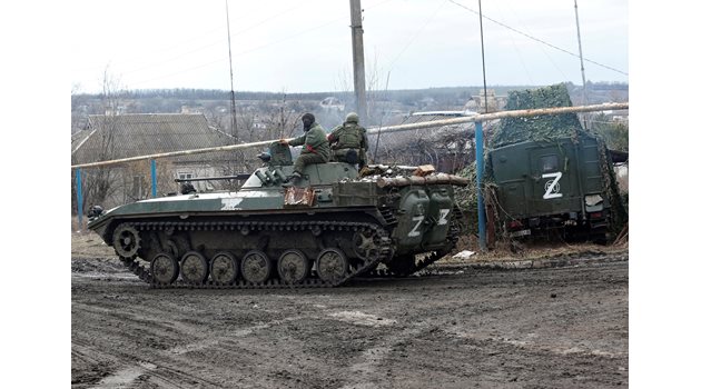 Със Z се маркират повечето руски танкове. 
СНИМКИ: РОЙТЕРС