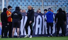 Протест на терена срещу Наско Сираков забави мача с "Черно море" на "Герена"