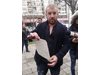 Започна разпитът на Динко Вълев в бургаската полиция, 50 скандират в негова защита