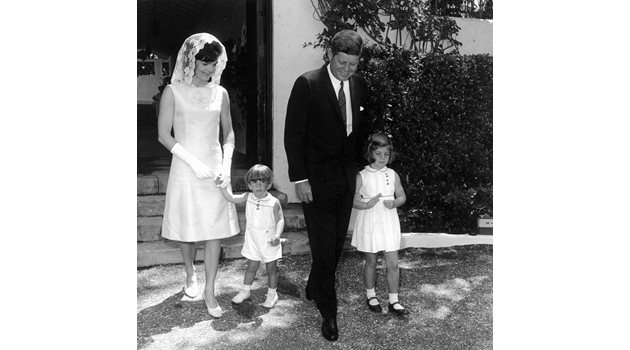 Президентът Джон Кенеди със съпругата си Джаки и двете им деца