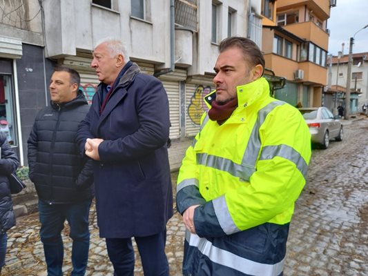Зам.-кметът Пламен Райчев обясни, че строителите се опасяват, че договорените средства няма да им стигнат. 