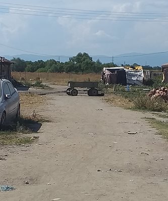 Бараките се виждат отдалеч.