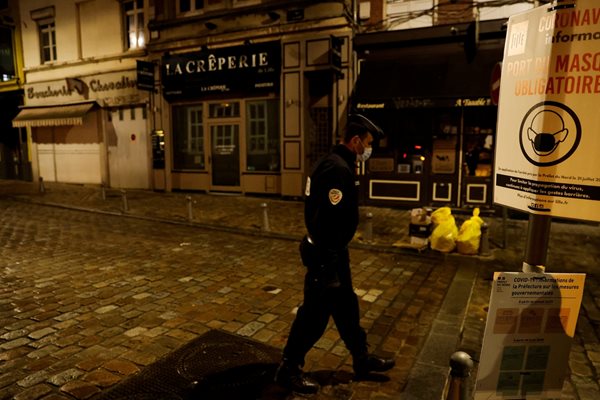 Във Франция общинските власти изчисляват, че спирането на уличното осветление за три часа и половина всяка вечер ще помогне за ограничаване на потреблението на енергия с около една четвърт.