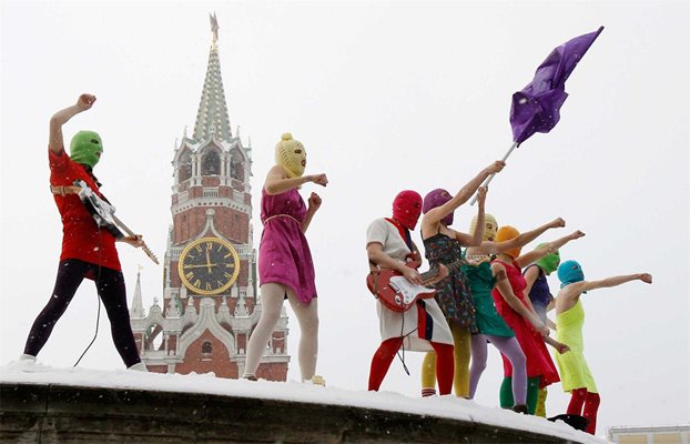 Феминистките от Pussy Riot по време на концерта им на т.нар. Лобно място на Червения площад в Москва. В по-далечното минало то било използвано за огласяване на царските декрети и за публични екзекуции.
