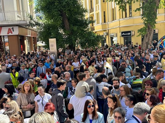 Главната улица в Пловдив е препълнена от хора на празника.