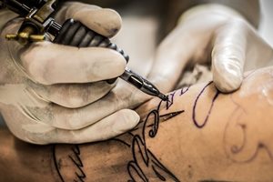 Татуировките вдигат ли риска за рак?