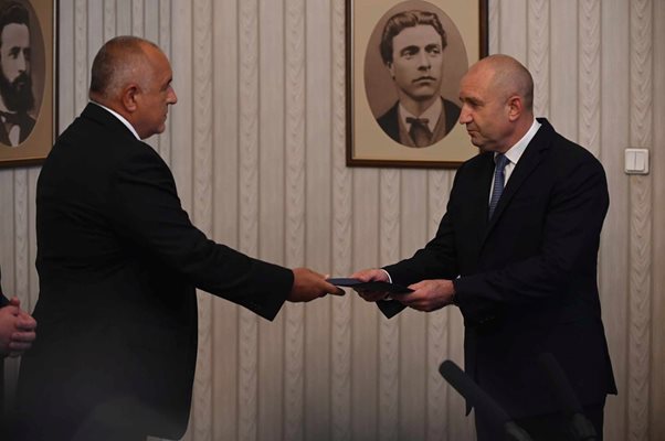 Бойко Борисов връчва папката с името на кандидата за премиер Росен Желязков на президента Румен Радев