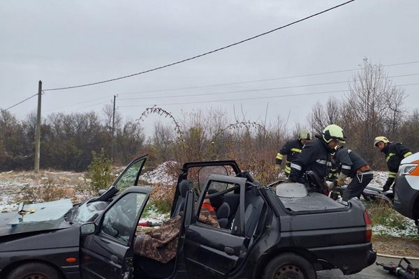 Тренираха спасяване на ранени при катастрофа между ученически автобус и кола. СНИМКИ: ОД на МВР - Кюстендил