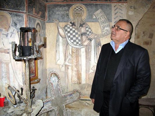 Министър Димитров пали свещ пред образа на св. Кирил Философ.
СНИМКИ: ПИЕР ПЕТРОВ