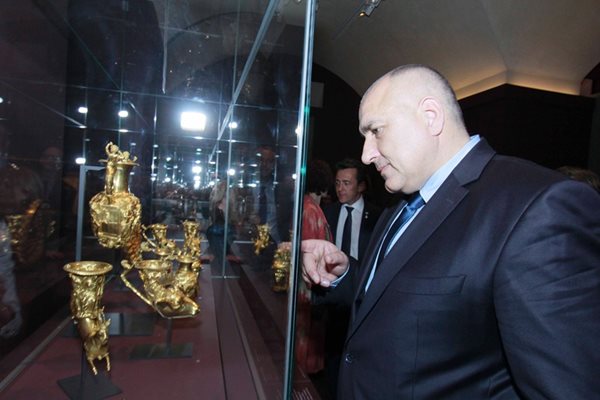 Премиерът пред Пангюрското съкровище в Лувъра