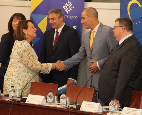 Шефката на Специалната комисия по въпросите на тероризма в Европарламента Натали Гризбек поздравява главния прокурор Сотир Цацаров. До тях е шефът на комисията по вътрешна сигурност Цветан Цветанов, а зад тях лидерът на ДПС Мустафа Карадайъ.